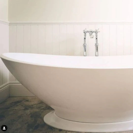 BC Designs Kurv Cian Freestanding Bath, White & ColourKast Finishes 1890mm x 900mm BAB005 BAB006 polished white on white plinth