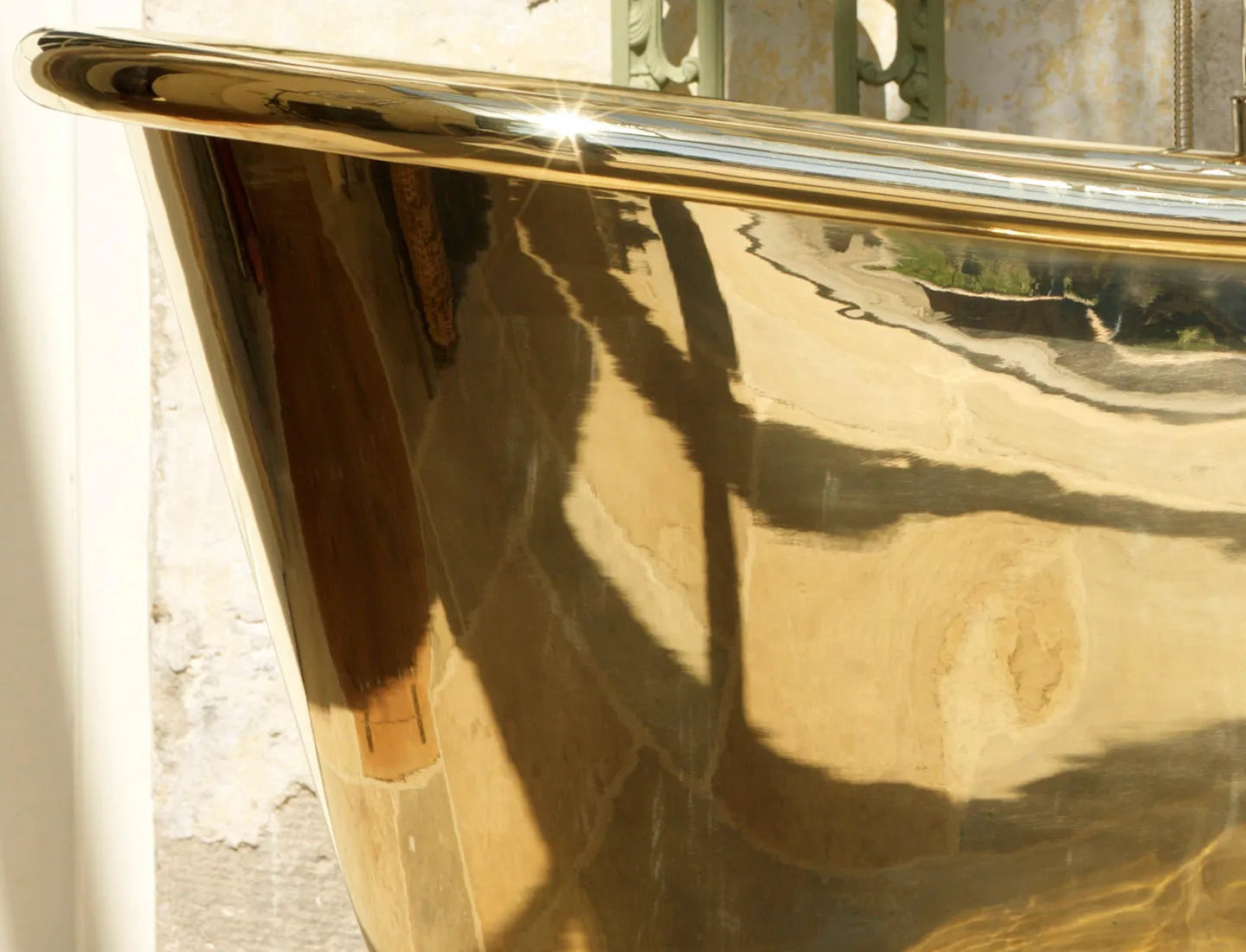 Hurlingham Brass Bulle Freestanding Bath or Bathtub close up of roll top for luxury bathroom in size 1700mm x 740mm SS084